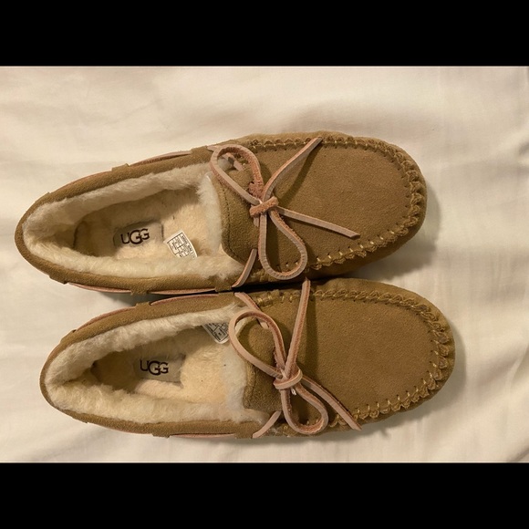 UGG’s women’s size 6 Slippers - Picture 2 of 4